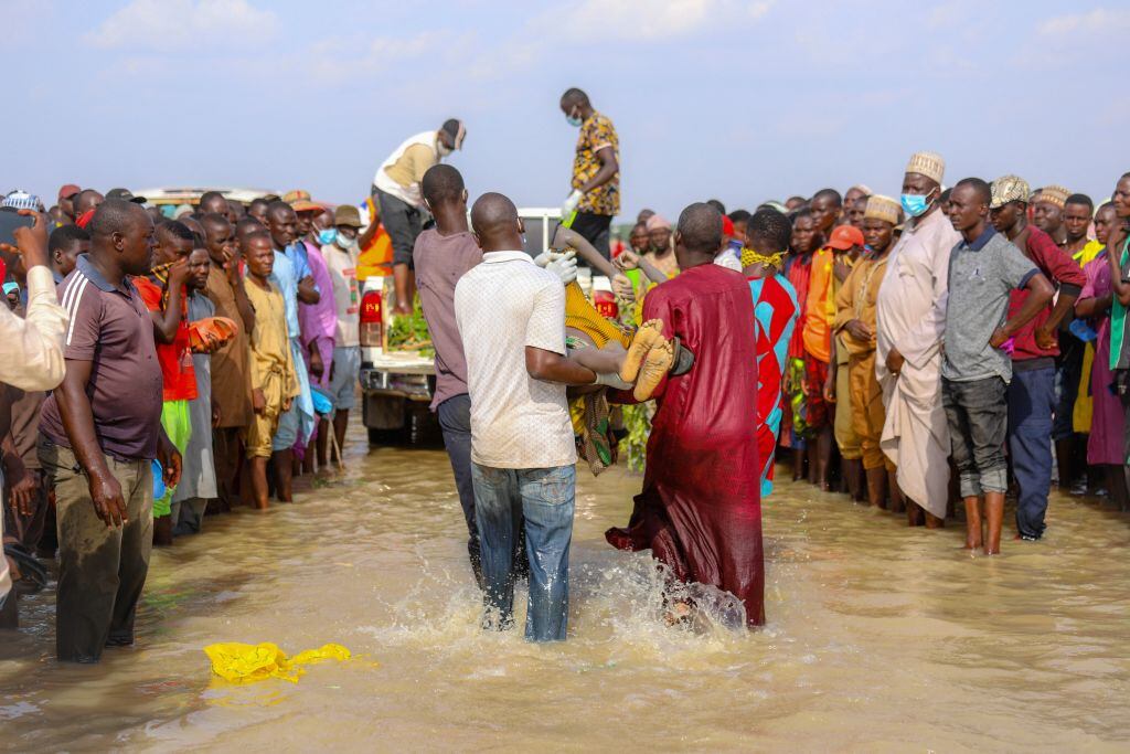 Una víctima del naufragio es trasladada por voluntarios en Nigeria