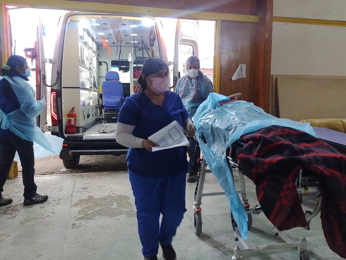 Seis migrantes que viajaban en zona de carga de camión resultaron heridos en accidente en Colchane
