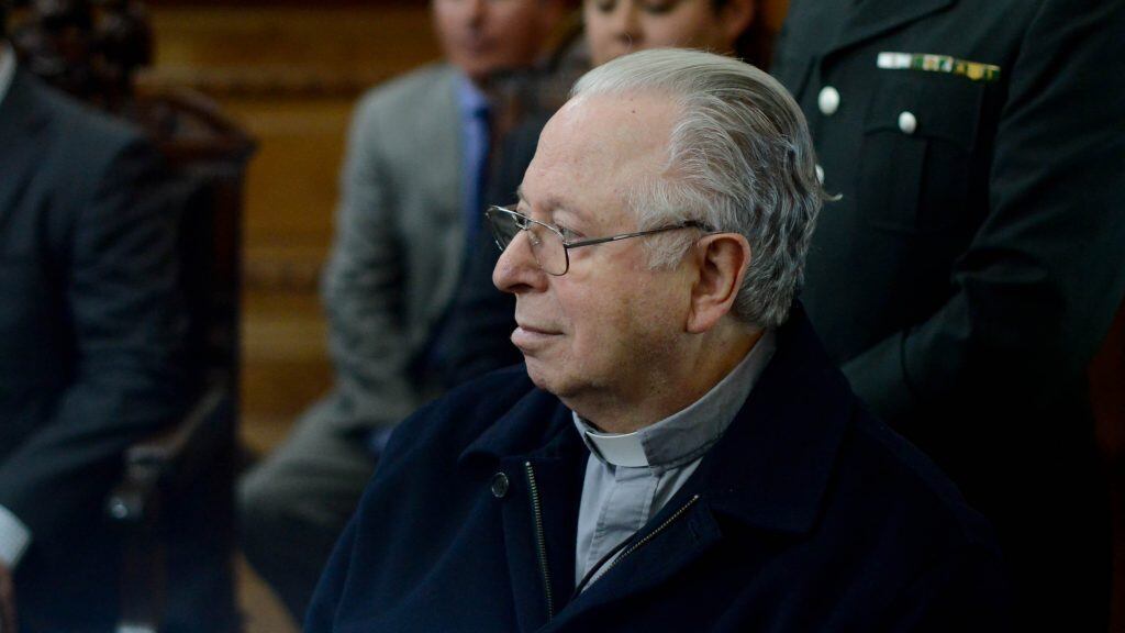 11 NOVIEMBRE de 2015/SANTIAGOEl sacerdote Fernando Karadima llega hasta el palacio de Tribunales para ser entrevistado como testigo en la demanda civil contra el Arzobispado
FOTO:PABLO ROJAS MADARIAGA/AGENCIAUNO