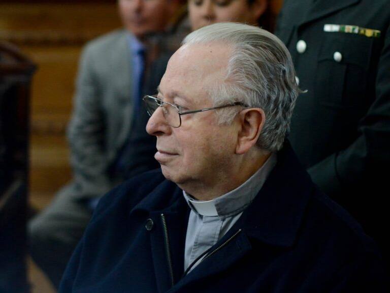 11 NOVIEMBRE de 2015/SANTIAGOEl sacerdote Fernando Karadima llega hasta el palacio de Tribunales para ser entrevistado como testigo en la demanda civil contra el Arzobispado
FOTO:PABLO ROJAS MADARIAGA/AGENCIAUNO