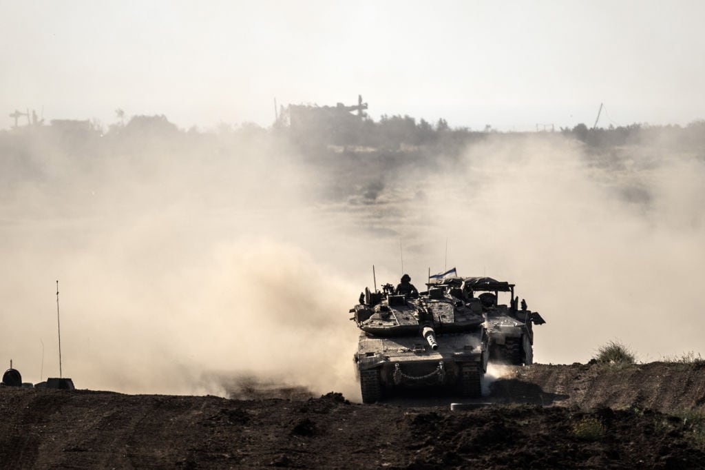 Un grupo de tanques de Israel avanzan hacia la Franja de Gaza, en el territorio de Palestina.
