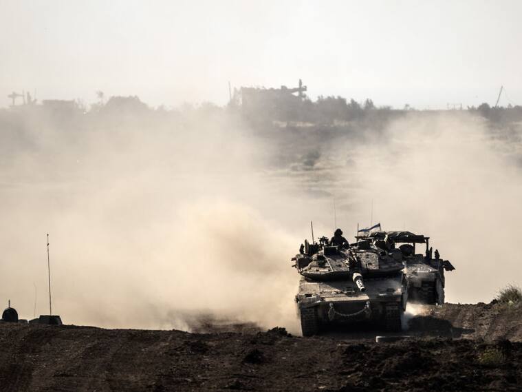 Un grupo de tanques de Israel avanzan hacia la Franja de Gaza, en el territorio de Palestina.