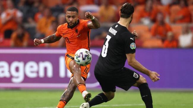 Netherland's forward Memphis Depay shoots as he is challenged by Austria's defender Aleksandar Dragovic during the UEFA EURO 2020 Group C football match between the Netherlands and Austria at the Johan Cruyff Arena in Amsterdam on June 17, 2021. (Photo by Dean Mouhtaropoulos / POOL / AFP) (Photo by DEAN MOUHTAROPOULOS/POOL/AFP via Getty Images)