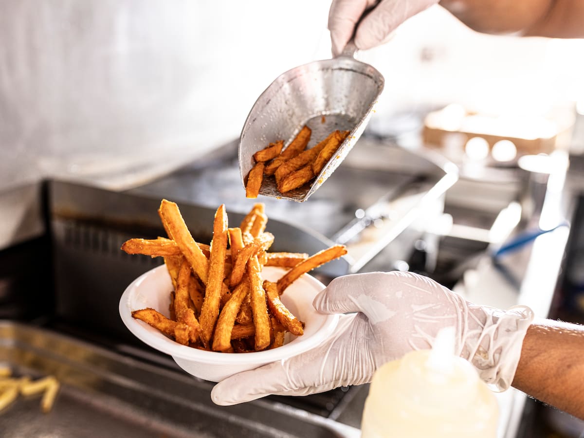 Comer en la calle no volverá a ser lo mismo: así es la norma de Salud que regularía la venta de alimentos en Chile
