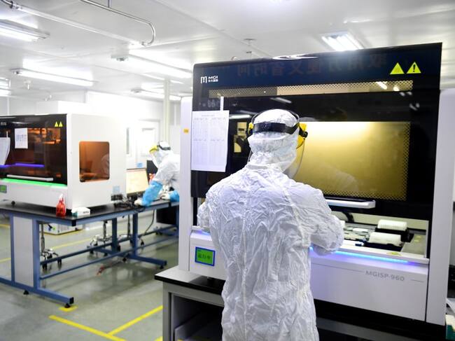 Un científico cumple labores en un laboratorio de la ciudad de Shenzhen