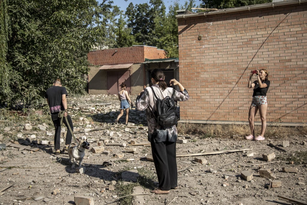 BAKHMUT, DONETSK PROVINCE, UKRAINE, JULY 06: Local civilians inspect the destruction caused by an explosion following a missile strike on a civilian neighborhood in Bakhmut, Ukraine, July 06th, 2022. (Photo by Narciso Contreras/Anadolu Agency via Getty Images)