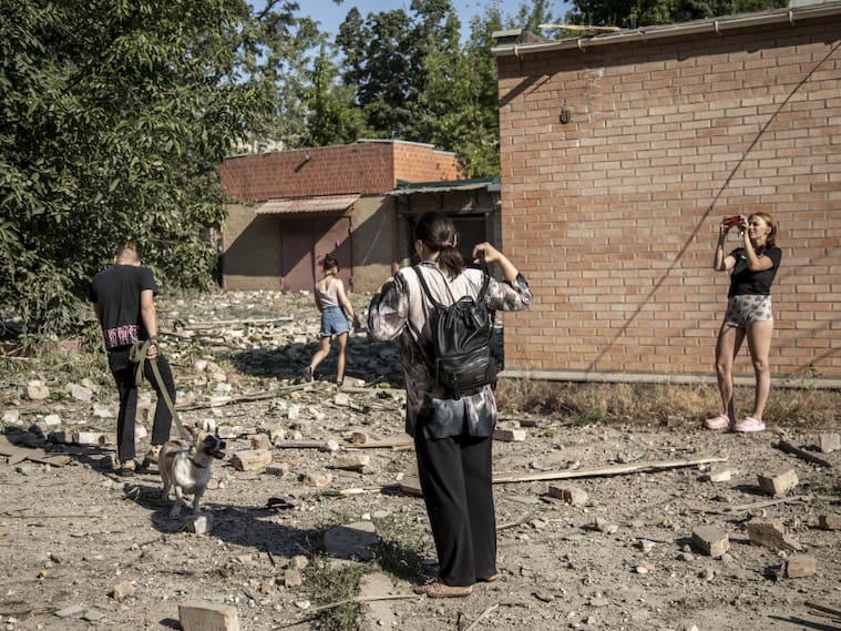 BAKHMUT, DONETSK PROVINCE, UKRAINE, JULY 06: Local civilians inspect the destruction caused by an explosion following a missile strike on a civilian neighborhood in Bakhmut, Ukraine, July 06th, 2022. (Photo by Narciso Contreras/Anadolu Agency via Getty Images)