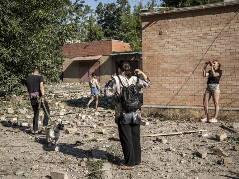 BAKHMUT, DONETSK PROVINCE, UKRAINE, JULY 06: Local civilians inspect the destruction caused by an explosion following a missile strike on a civilian neighborhood in Bakhmut, Ukraine, July 06th, 2022. (Photo by Narciso Contreras/Anadolu Agency via Getty Images)