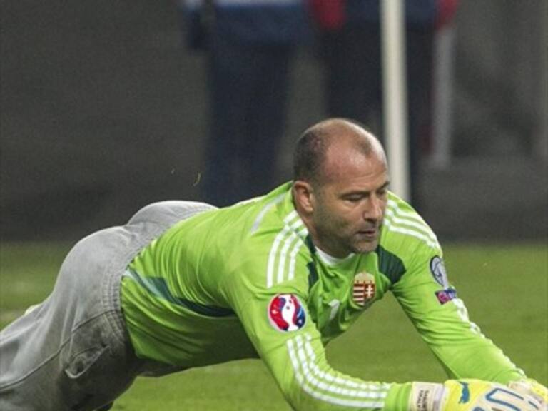 Arquero húngaro jugó con «salida de cancha» ante Austria
