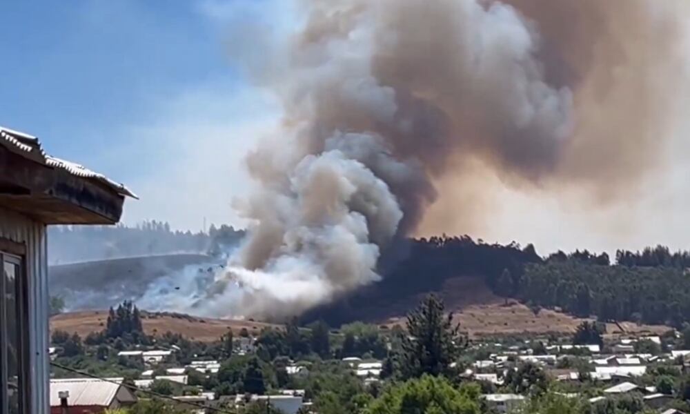 X @INF0SCHILE | Incendio forestal en Traiguén