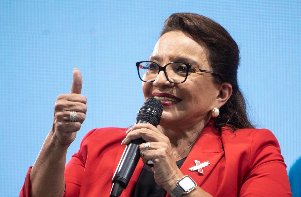 La mandataria electa de Honduras Xiomara Castro alegre tras su victoria