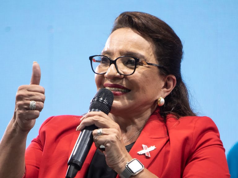 La mandataria electa de Honduras Xiomara Castro alegre tras su victoria