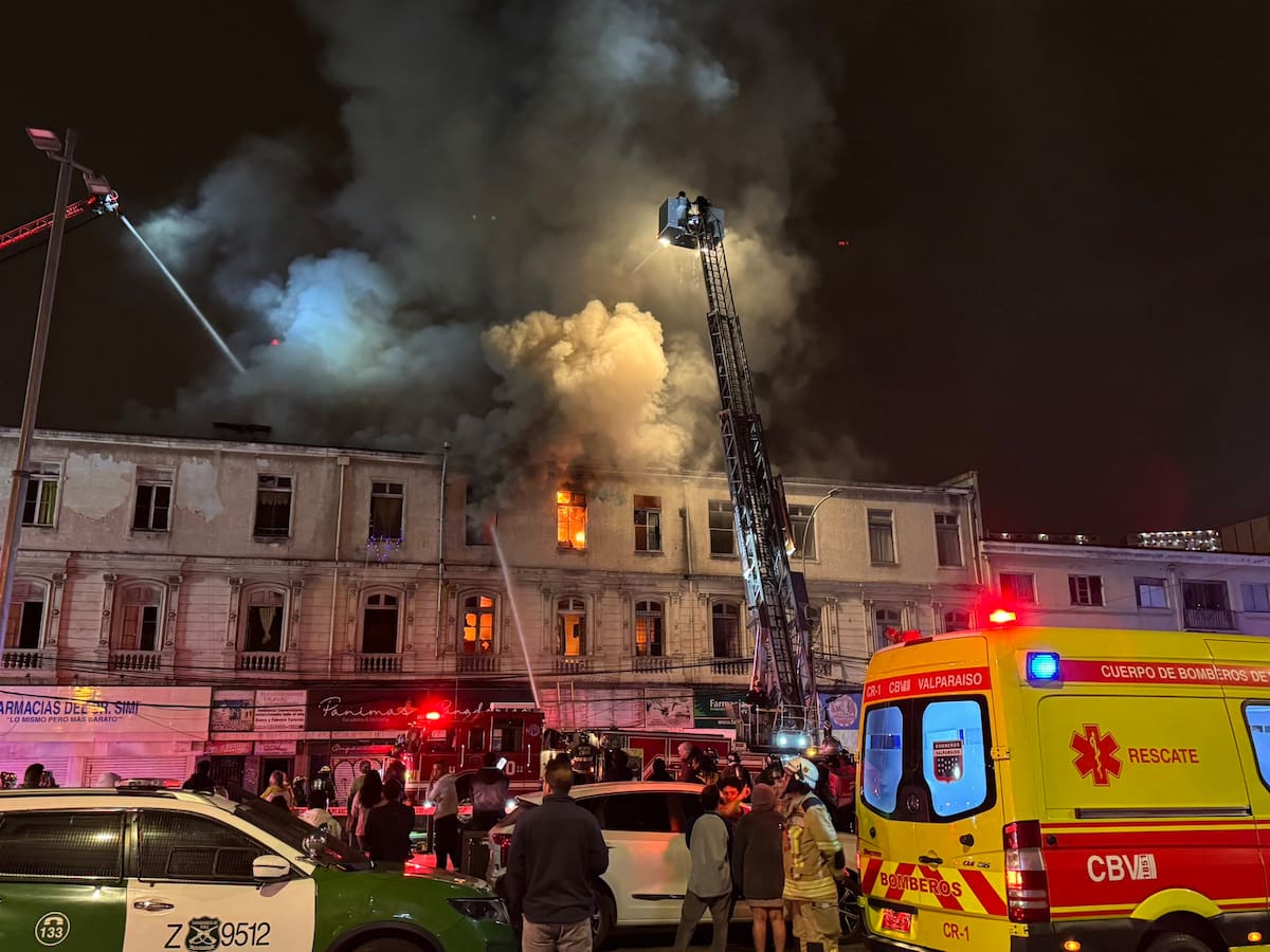 Incendio en edificio de Valparaíso movilizó a más de 15 carros de Bomberos