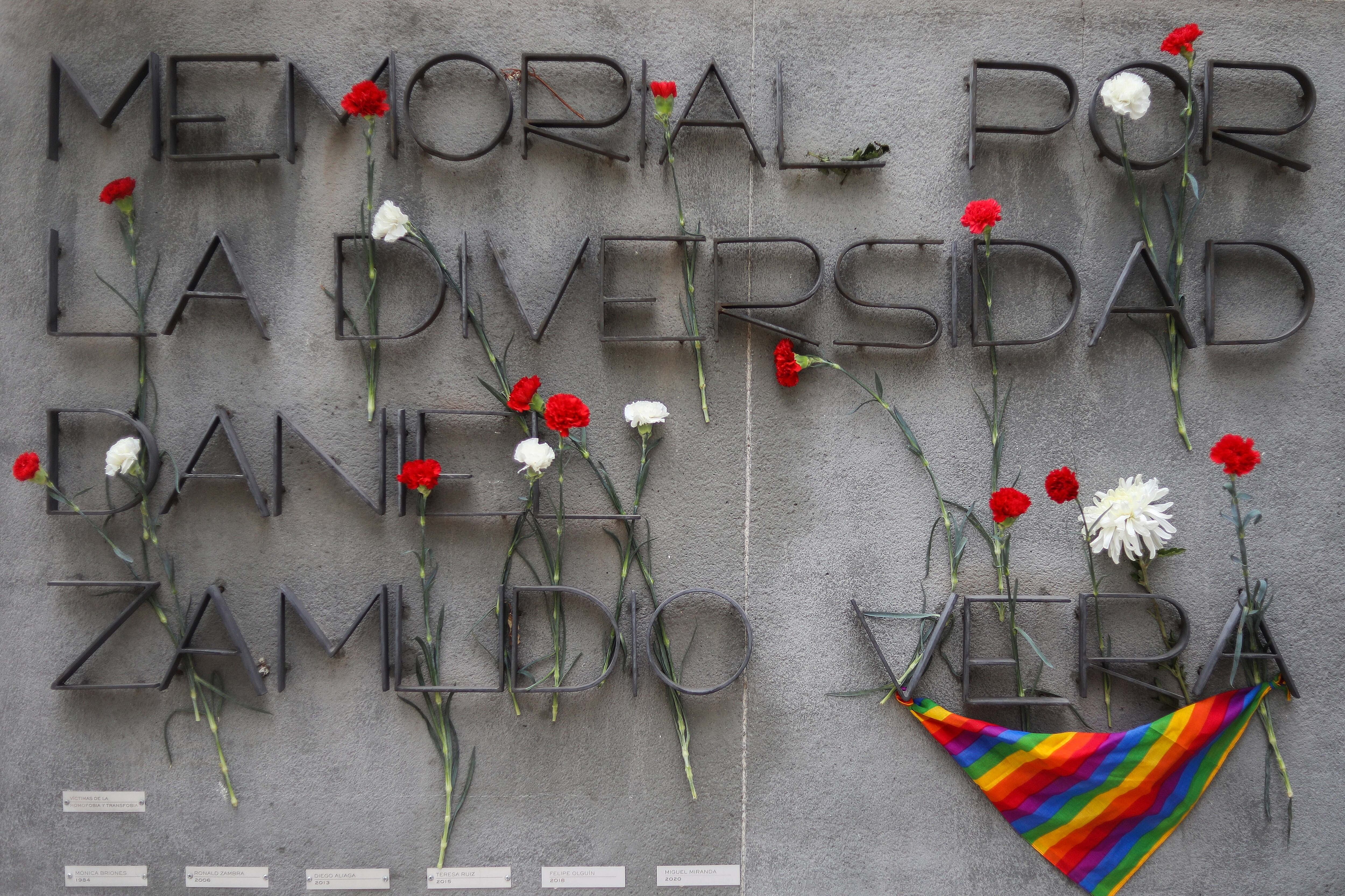27 de Marzo del 2022/SANTIAGOFlores en las letras del Memorial, durante la conmemoración de los 10 años del fallecimiento de Daniel Zamudio en el Cementerio General, tras sufrir un ataque homofóbico.
FOTO: SEBASTIAN BELTRAN GAETE/AGENCIAUNO