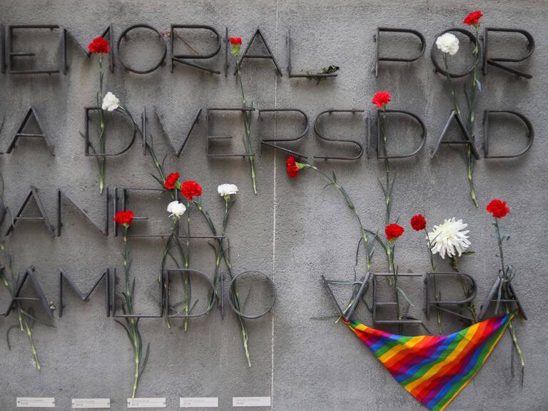 27 de Marzo del 2022/SANTIAGO
Flores en las letras del Memorial, durante la conmemoración de los 10 años del fallecimiento de Daniel Zamudio en el Cementerio General, tras sufrir un ataque homofóbico.
FOTO: SEBASTIAN BELTRAN GAETE/AGENCIAUNO