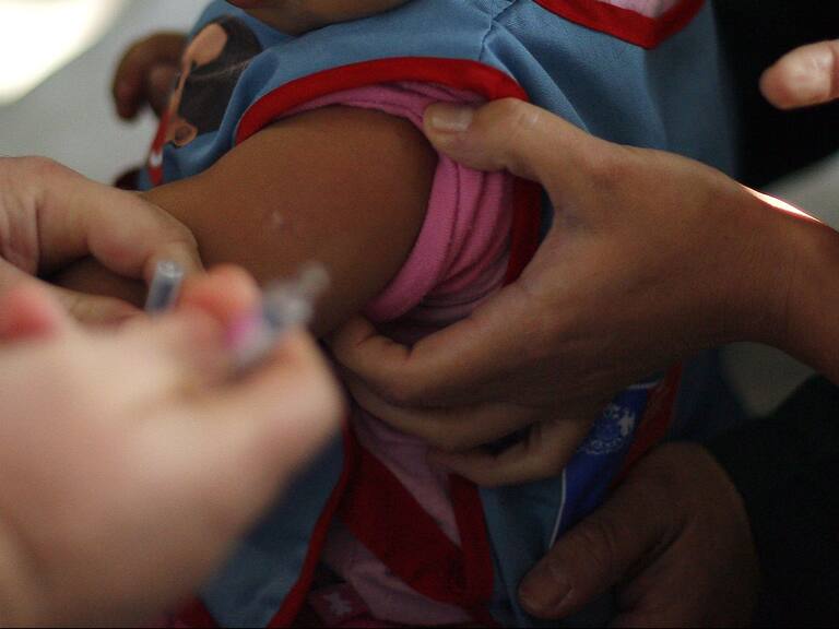 Expertos chilenos preparan estudio para ver efectos de vacuna Sinovac en la población infantil