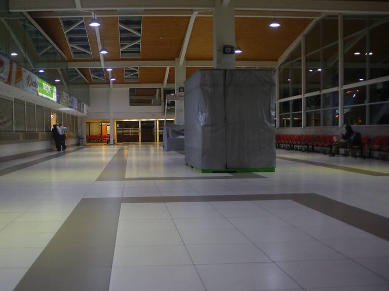 18 de Marzo del 2020/CONCEPCION
Hall central del Terminal de Buses Collao vacio, durante media noche, horario de salida de buses con destino a Santiago
FOTO:SEBASTIAN BROGCA/AGENCIAUNO