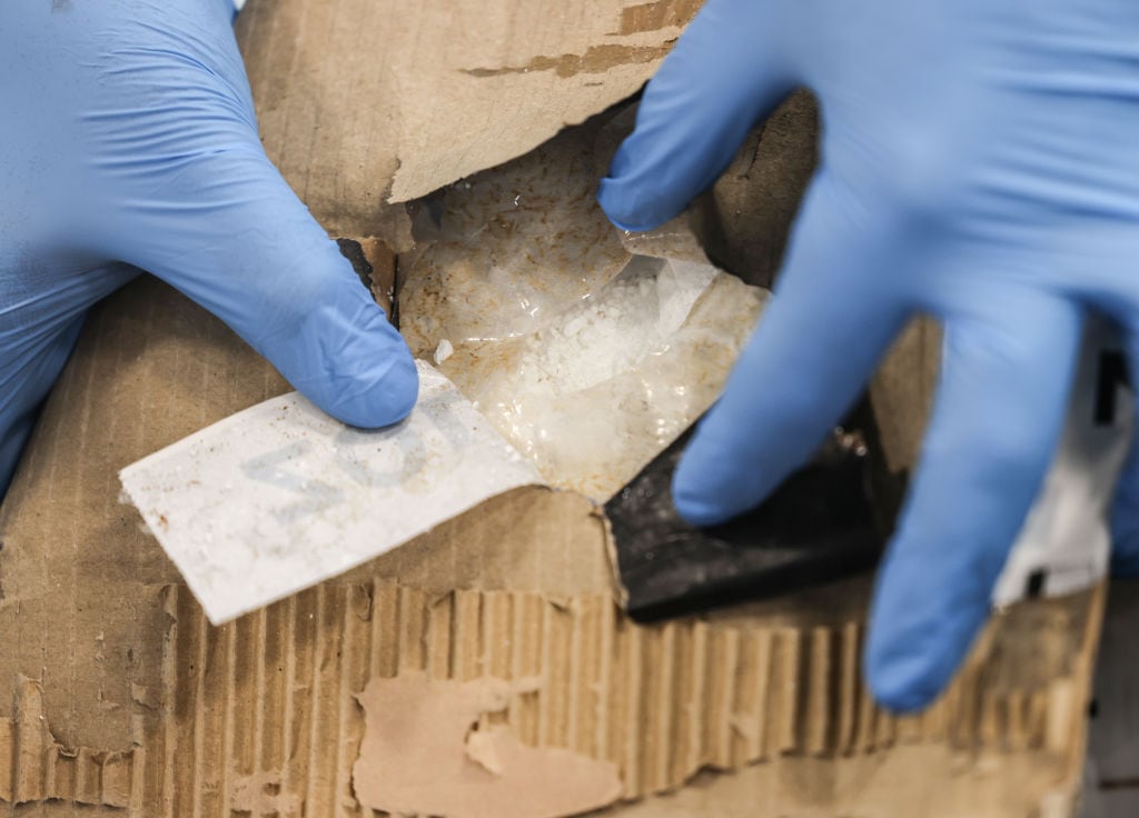 Agentes de aduana europeos detectan un cargamento de cocaína.