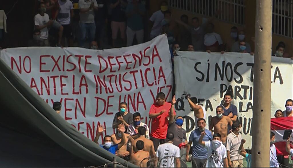 Prisioneros colocan carteles en la cárcel Castro de Lima