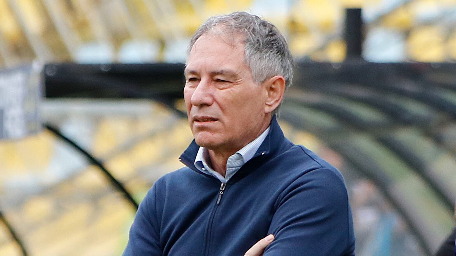 Ariel Holan descarta a Aravena para el Clásico Universitario y niega "quiebre" con Buljubasich: "Nuestra relación es excelente"