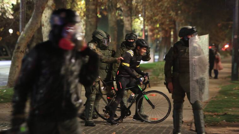20 de Mayo 2022/SANTIAGOManifestantes llevan a cabo diferentes protestas en Plaza Baquedano y sus alrededores
FOTO: AGENCIAUNO