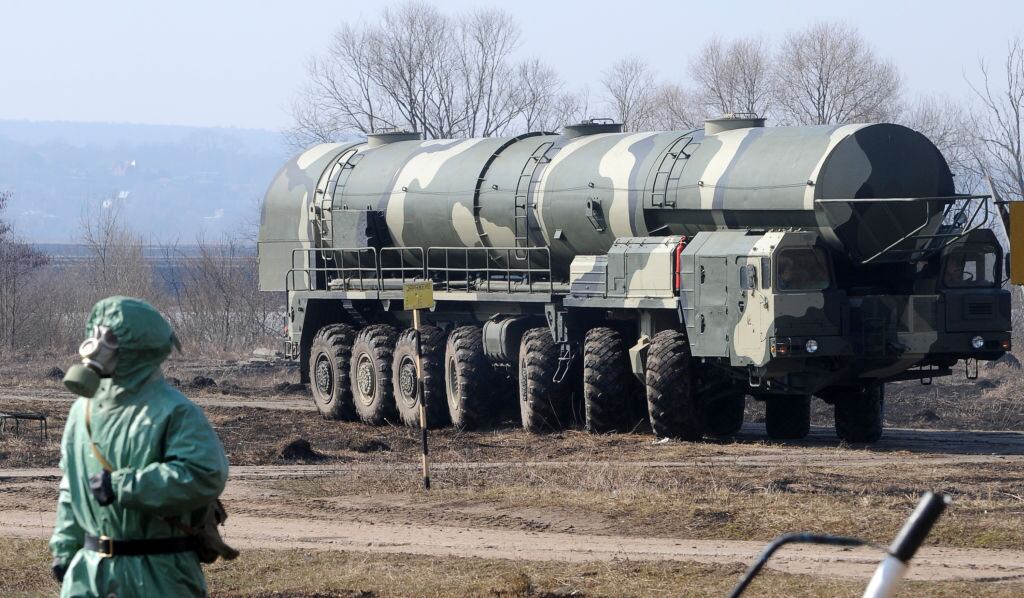 Misil intercontinental con capacidad nuclear llevado por soldados de Rusia