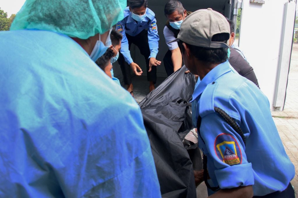Trabajadores de un hospital llevan el cuerpo de Mya Thwate Thwate Khaing,
