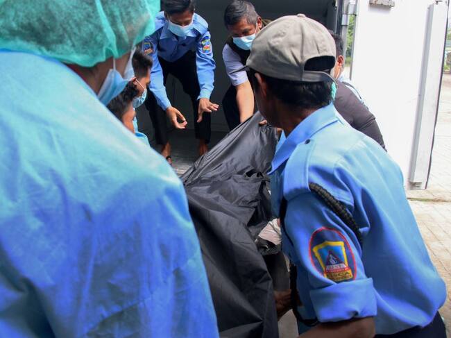 Trabajadores de un hospital llevan el cuerpo de Mya Thwate Thwate Khaing,