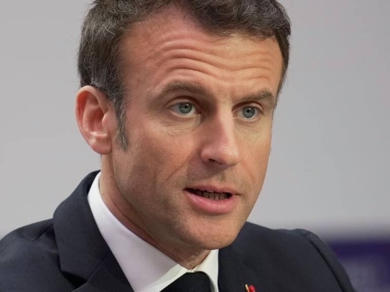 Gobierno de Macron sobrevive a mociones de censura y aprueba ley de pensiones