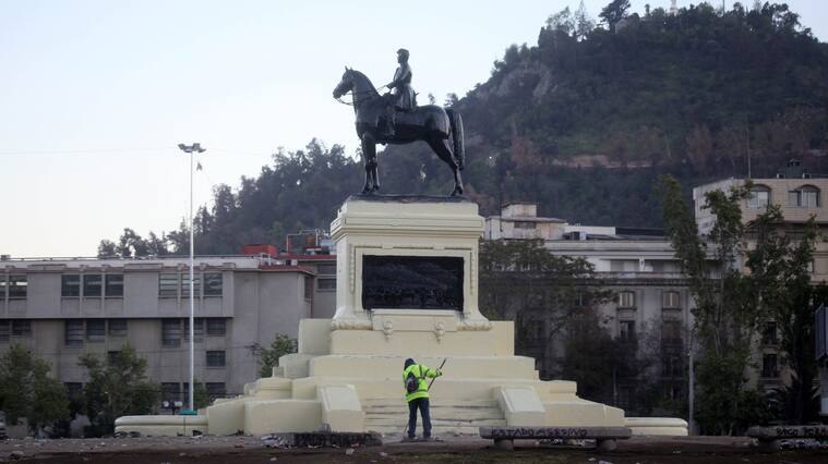 Plaza Baquedano, repintado monumento