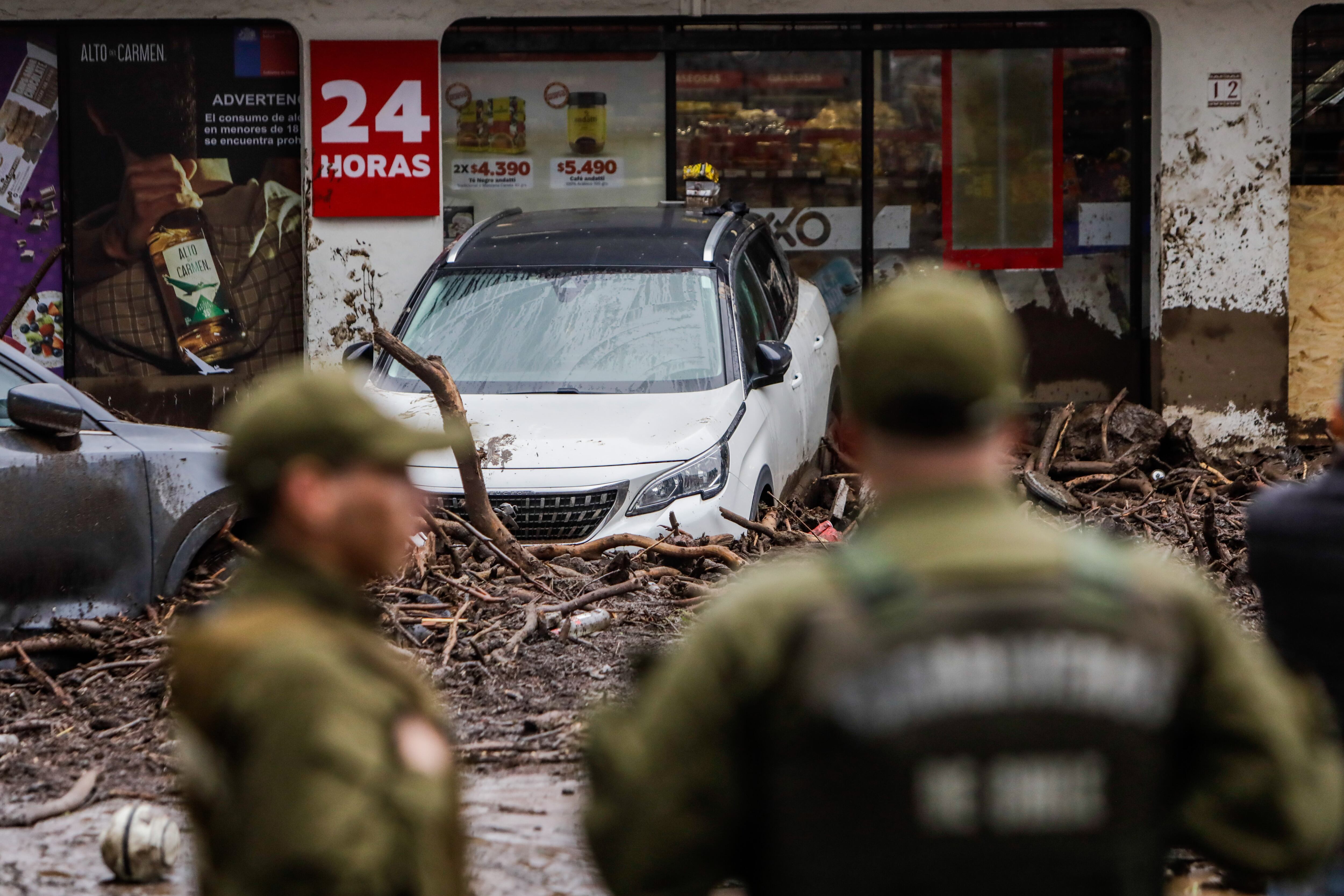 09 DE OCTUBRE DE 2026 / LAS CONDESEfectivos de carabineros son fotografiados resguardando locales comerciales en la zona afectada gravemente por el aluvión que se dio lugar debido a las fuertes lluvias de la tarde de ayer en la comuna de Las Condes.
FOTO: LUKAS SOLIS / AGENCIAUNO