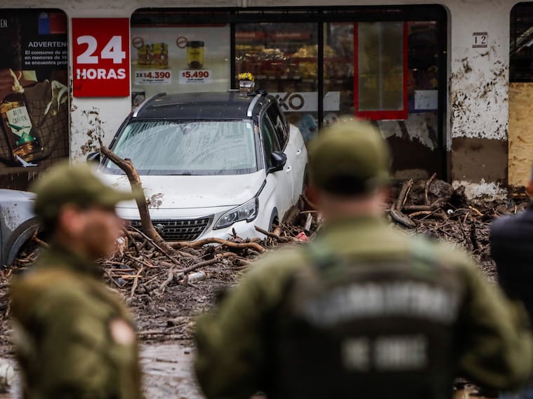 09 DE OCTUBRE DE 2026 / LAS CONDES
Efectivos de carabineros son fotografiados resguardando locales comerciales en la zona afectada gravemente por el aluvión que se dio lugar debido a las fuertes lluvias de la tarde de ayer en la comuna de Las Condes.
FOTO: LUKAS SOLIS / AGENCIAUNO