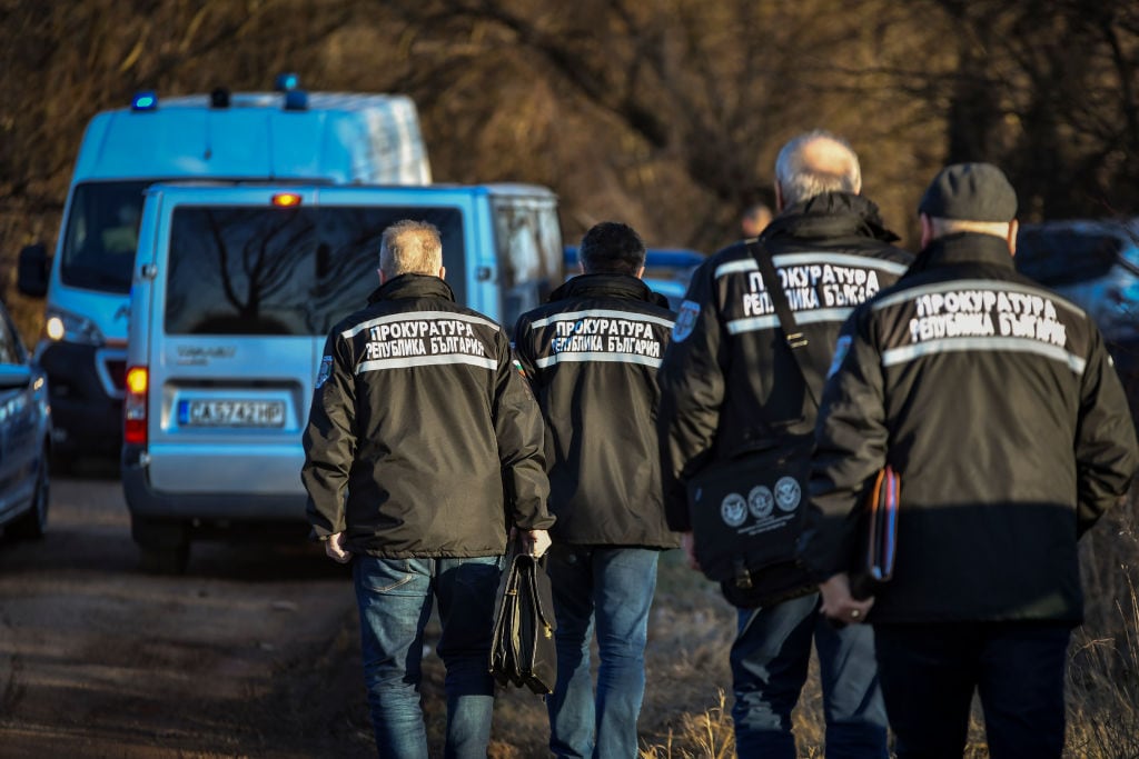 Investigadores llegan al camión abandonado cerca de Sofia en Bulgaria
