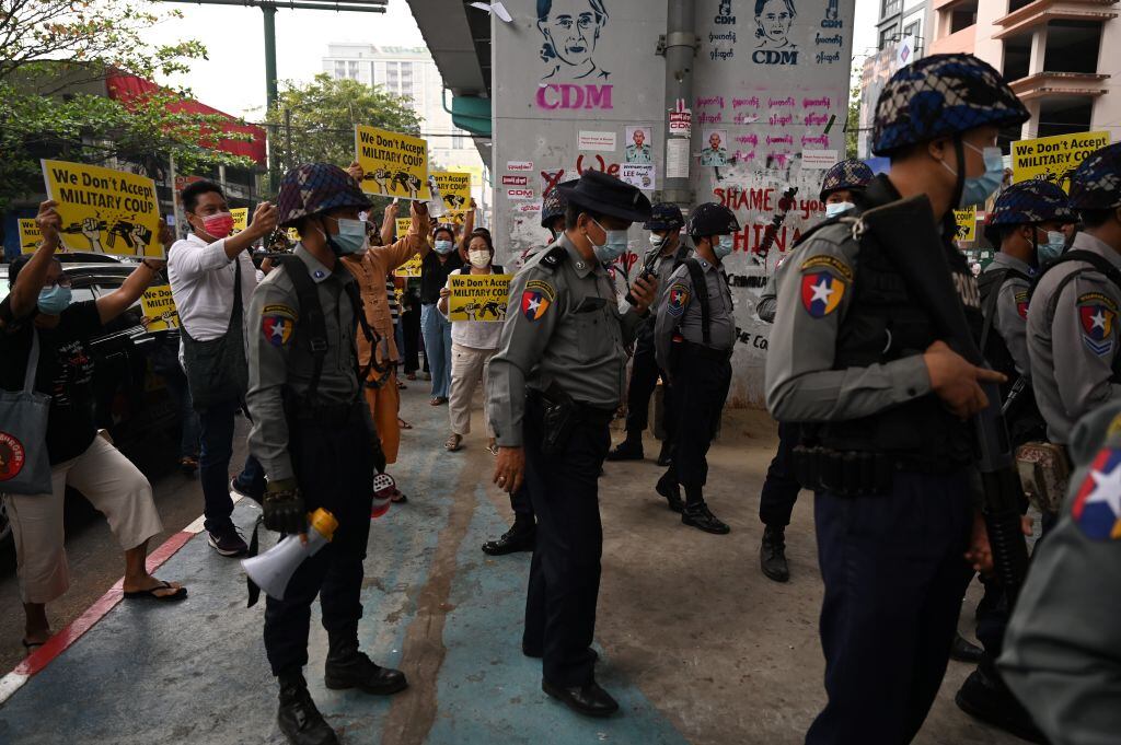 Policías de Myanmar buscan detener a manifestantes en Rangún