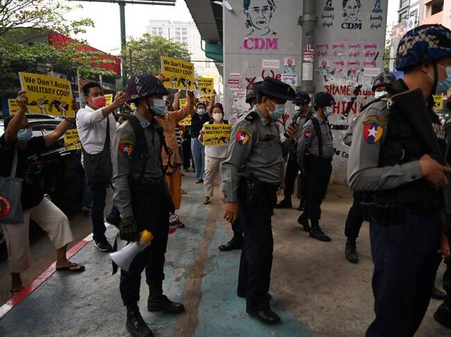 Policías de Myanmar buscan detener a manifestantes en Rangún