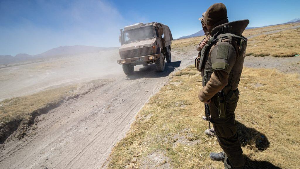 27 DE SEPTIEMBRE DE 2021/ COLCHANE
Militares vigilan la frontera entre Chile y Bolivia. 

FOTO: LUCAS AGUAYO/AGENCIAUNO