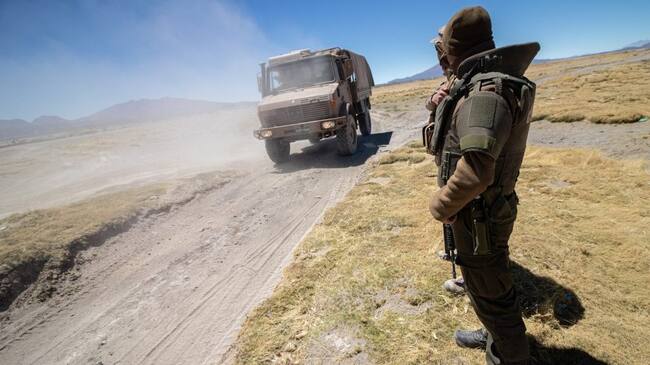 27 DE SEPTIEMBRE DE 2021/ COLCHANE
Militares vigilan la frontera entre Chile y Bolivia.
FOTO: LUCAS AGUAYO/AGENCIAUNO