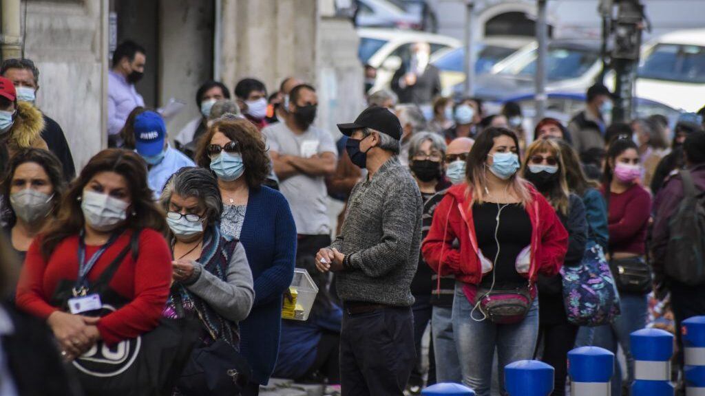 04 DE ABRIL DE 2021 / VIÑA DEL MARPersonas esperan en largas filas para poder realizar tramites bancarios en Calle Prat, mientras la comuna se mantiene en cuarentena debido a los latos indices de contagios por Covid-19.
FOTO: MIGUEL MOYA / AGENCIAUNO