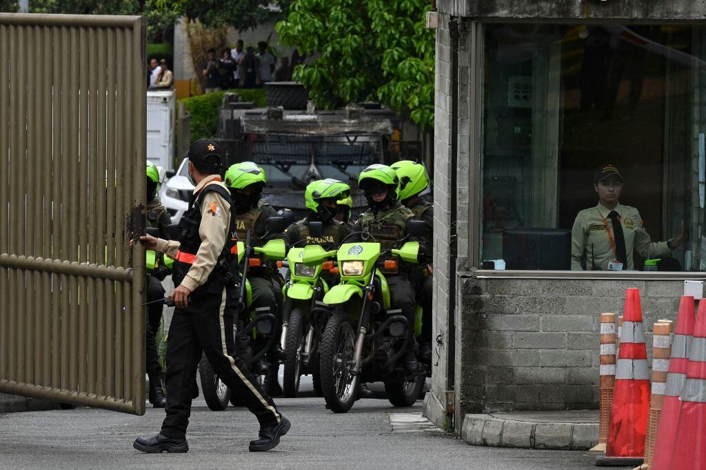 Policías de Colombia salen en diferentes vehículos desde una comisaría