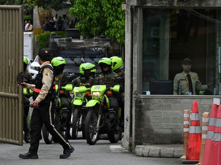 Policías de Colombia salen en diferentes vehículos desde una comisaría
