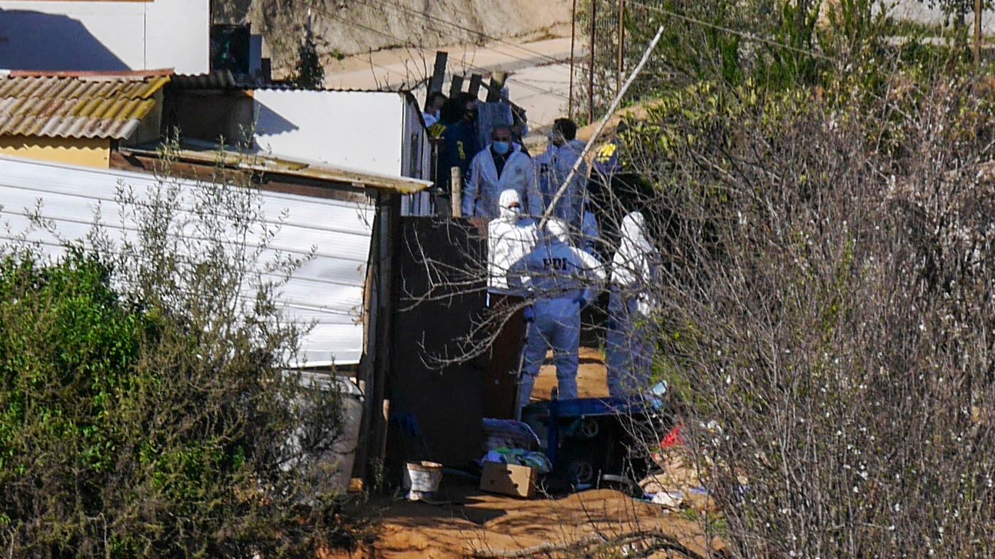 06 DE AGOSTO DE 2020 / VILLA ALEMANAFuncionarios policiales realiza trabajos al interior de la casa, luego de cerrar el perímetro al rededor de la casa de la Madre de Ambar Cornejo en calle covadonga e ingresa para realizar procedimientos en el interior.
FOTO: MIGUEL MOYA / AGENCIAUNO