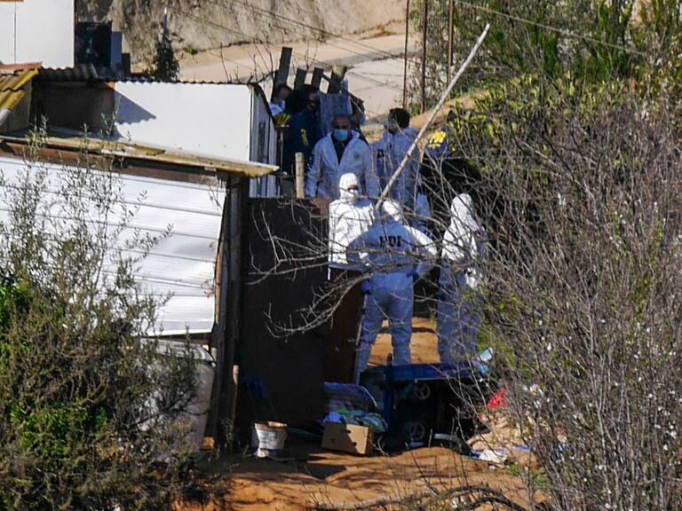 06 DE AGOSTO DE 2020 / VILLA ALEMANAFuncionarios policiales realiza trabajos al interior de la casa, luego de cerrar el perímetro al rededor de la casa de la Madre de Ambar Cornejo en calle covadonga e ingresa para realizar procedimientos en el interior.
FOTO: MIGUEL MOYA / AGENCIAUNO