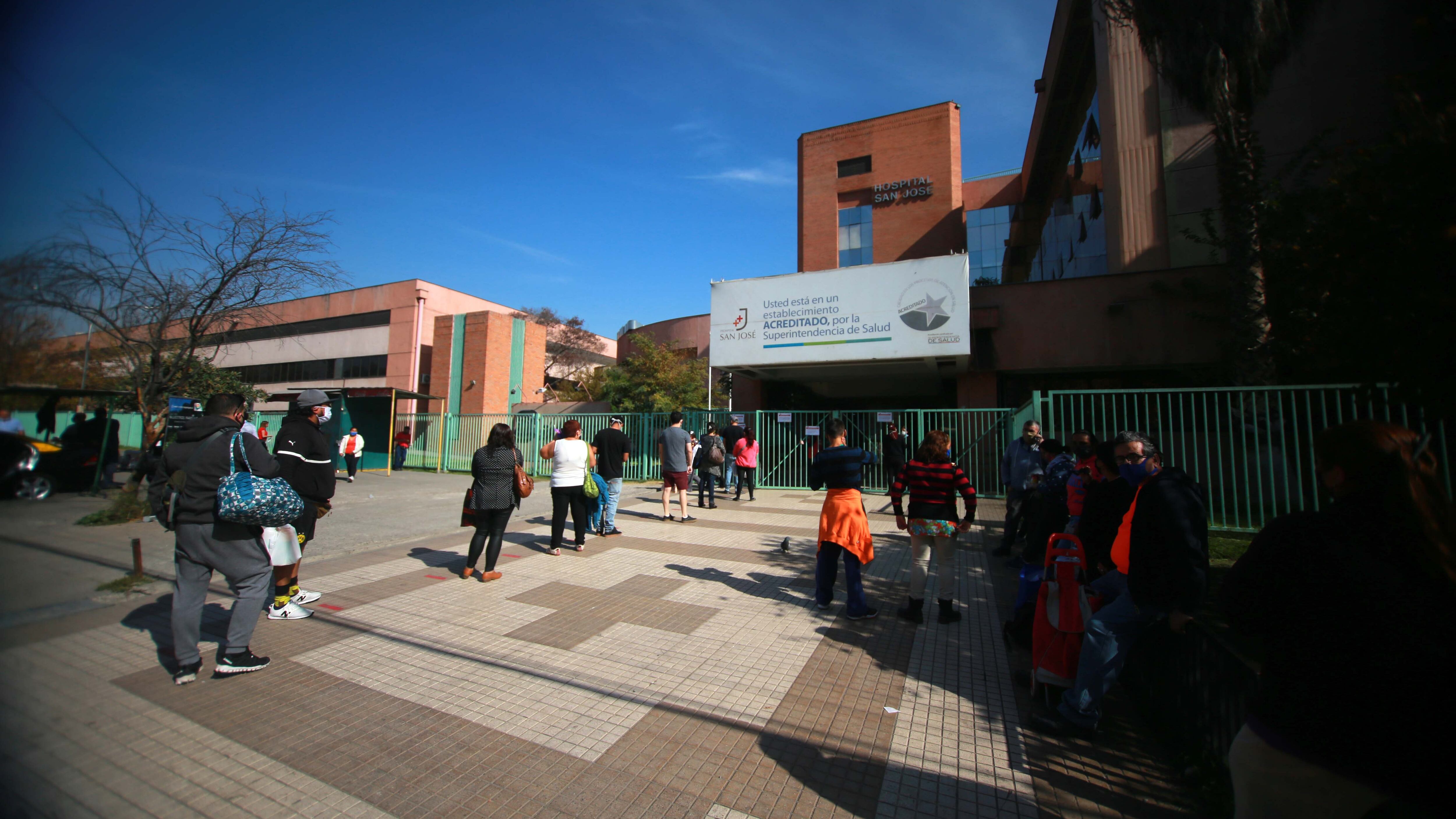 8 de Mayo del 2020/ SANTIAGO
Familiares esperan a poder ingresar a ver a sus enfermos en fila en el exterior del Hospital San Jose durante el combate de la pandemia por COVID-19.
Fotos: JOSE FRANCISCO ZUIGA/ AGENCIAUNO