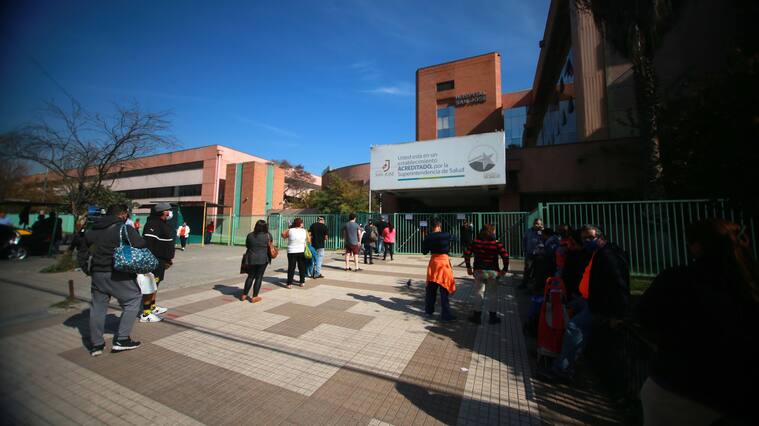 8 de Mayo del 2020/ SANTIAGO
Familiares esperan a poder ingresar a ver a sus enfermos en fila en el exterior del Hospital San Jose durante el combate de la pandemia por COVID-19.
Fotos: JOSE FRANCISCO ZUIGA/ AGENCIAUNO