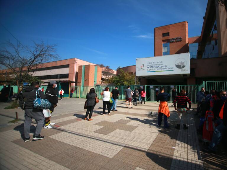 8 de Mayo del 2020/ SANTIAGO
Familiares esperan a poder ingresar a ver a sus enfermos en fila en el exterior del Hospital San Jose durante el combate de la pandemia por COVID-19.
Fotos: JOSE FRANCISCO ZUIGA/ AGENCIAUNO