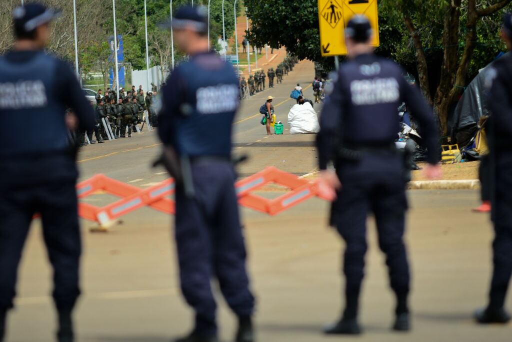 Policías resguardan el desmonte de campamento bolsonarista en Brasilia