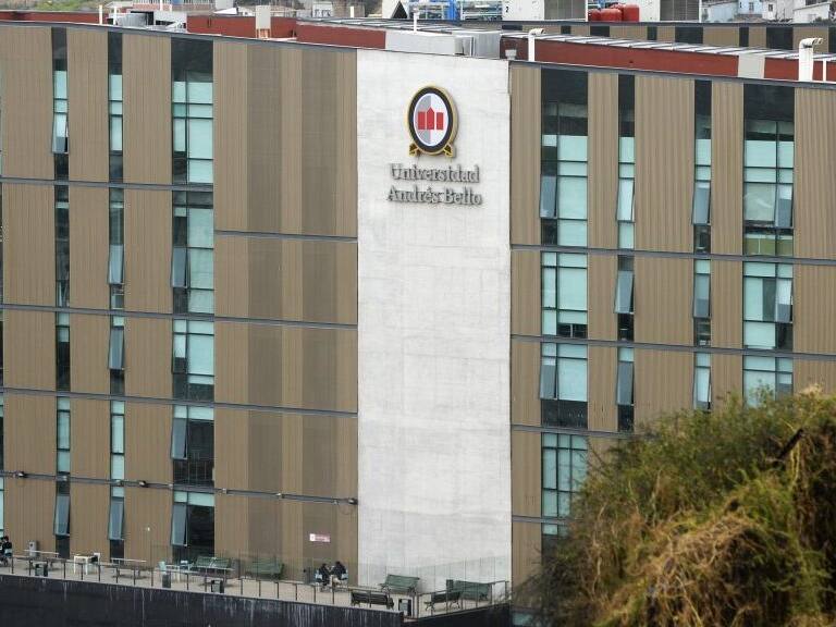 18 NOVIEMBRE de 2016/VIÑA DEL MAR265 personas del sindicato de trabajadores de la Universidad Andrés Bello de Concepcion Santiago y Viña del Mar inició una Huelga por el rechazo al aumento de 5.500 pesos de sueldo que les propuso la empresa.En la Imagen la fachada de Viña del Mar.
FOTO: PABLO OVALLE ISASMENDI AGENCIAUNO