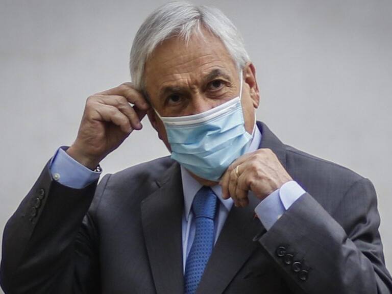 23 de diciembre del 2020/SANTIAGOEl Presidente de la Republica, Sebastián Piñera, se acomoda su mascarilla y se retira del patio de los Cañones del Palacio de La moneda, tras referirse a la llegada de las vacunas de Pfizer a Chile.
FOTO: SEBASTIAN BELTRAN GAETE/AGENCIAUNO