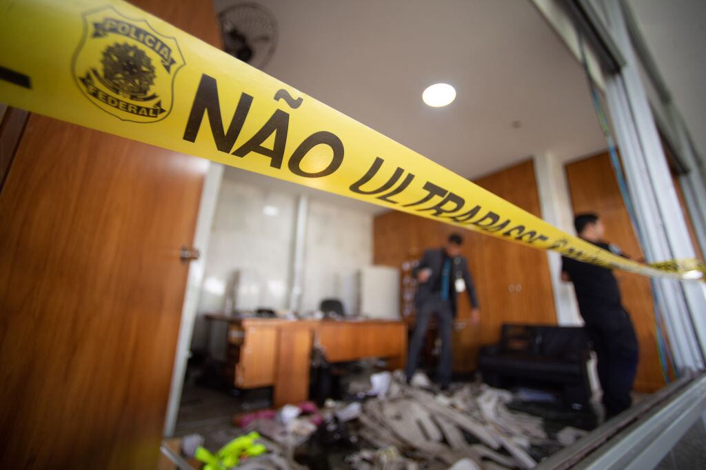 Agentes de la Policía Federal de Brasil investigan en el Palacio do Planalto el ataque a la sede presidencial por parte de grupos de la ultraderecha.