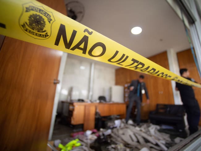 Agentes de la Policía Federal de Brasil investigan en el Palacio do Planalto el ataque a la sede presidencial por parte de grupos de la ultraderecha.